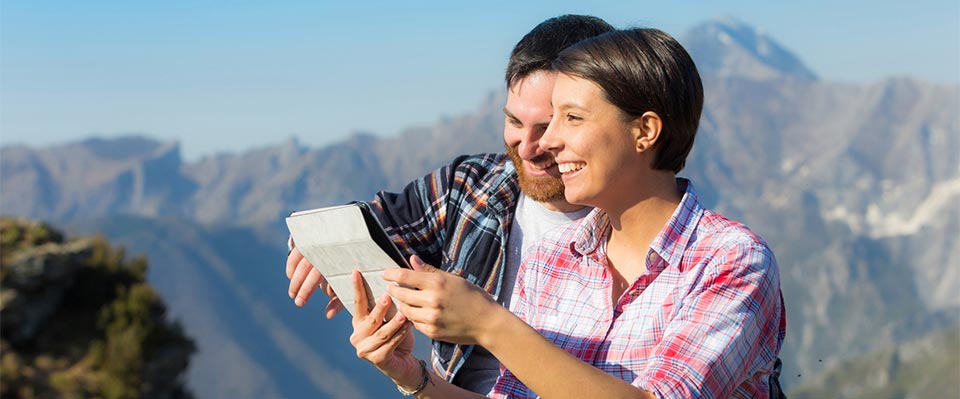 Coppia di escursionisti in estate in Val Senales