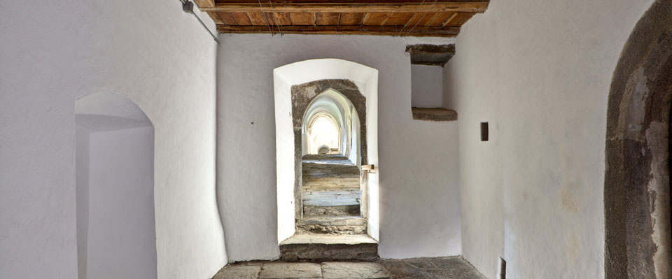 Vista interna del convento nella Val Senales