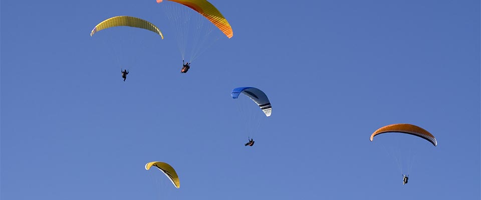 Parapendii che volano nel cielo della Val Senales