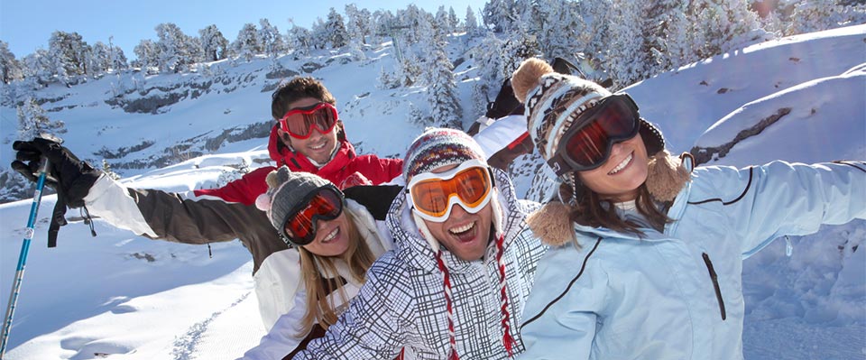 Persone che camminano sulla neve in Val Senales