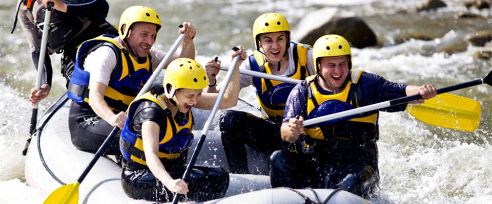 Gruppo di persone che fa rafting in Alto Adige