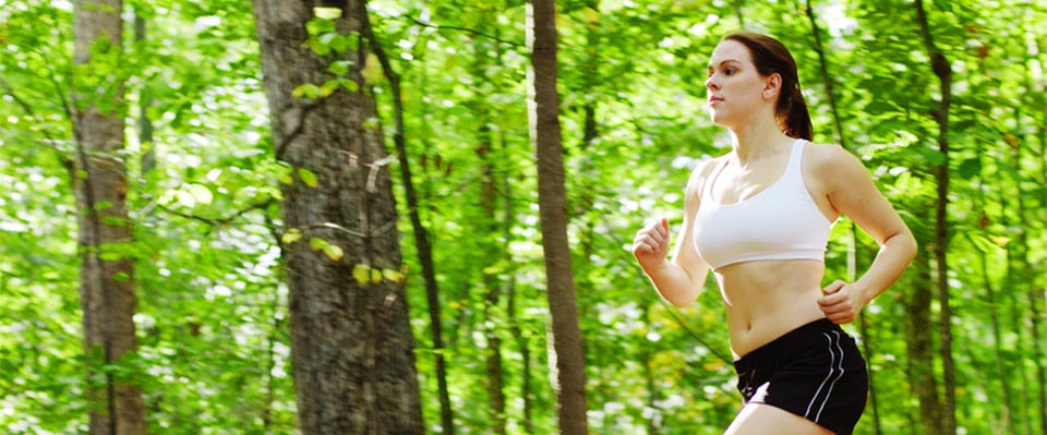 Donna che corre in montagna in Alto Adige